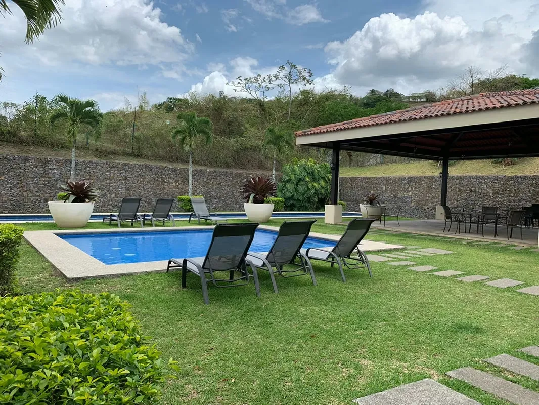 Se vende apartamento en Plaza del Río, Brasil de Mora (primer piso)