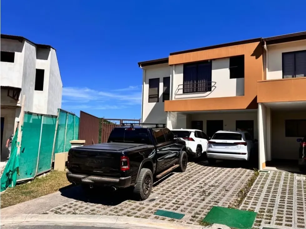 Venta de casa en Condominio La Floresta, 4 habitaciones