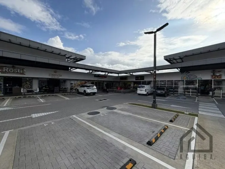 Brand new storefront in excellent shopping plaza / San Isidro de Heredia