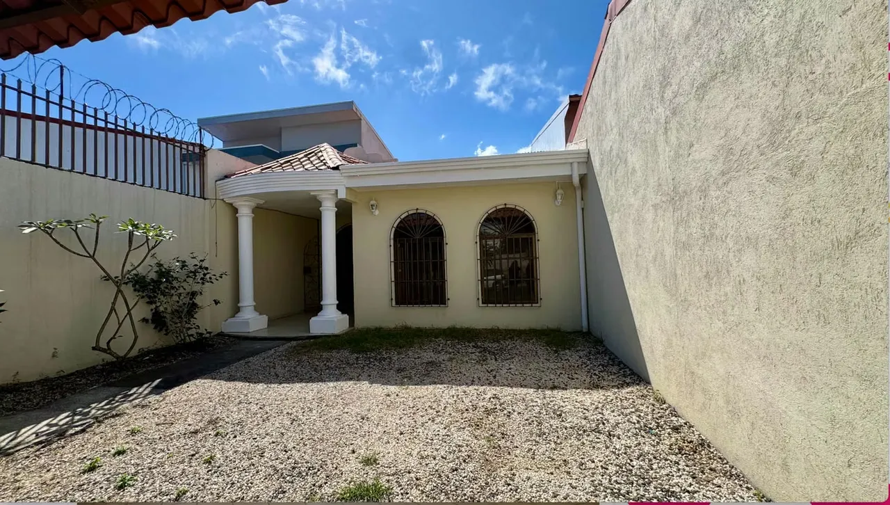 Esta casa cuenta con excelente iluminación natural; techos alto por lo que es fresca y ventilada.