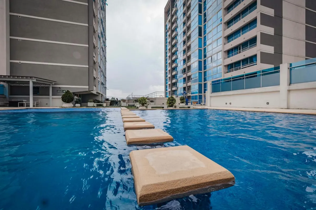 ¿Buscas un espacio exclusivo que combine lujo, comodidad y ubicación privilegiada? Este espectacular apartamento dúplex en los pisos 20 y 21 ...