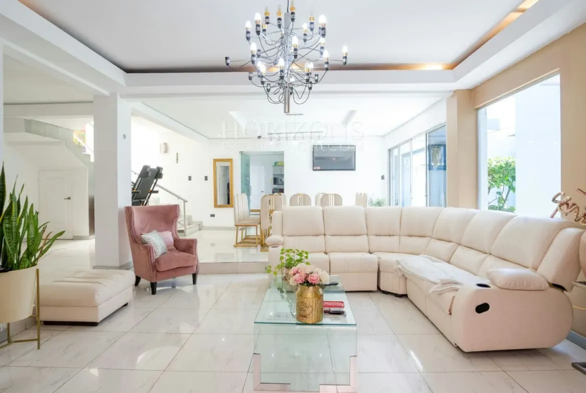Casa con Uso de Suelo Mixto en San Jose Naciones Unidas 6 Habitaciones NOJ1256
