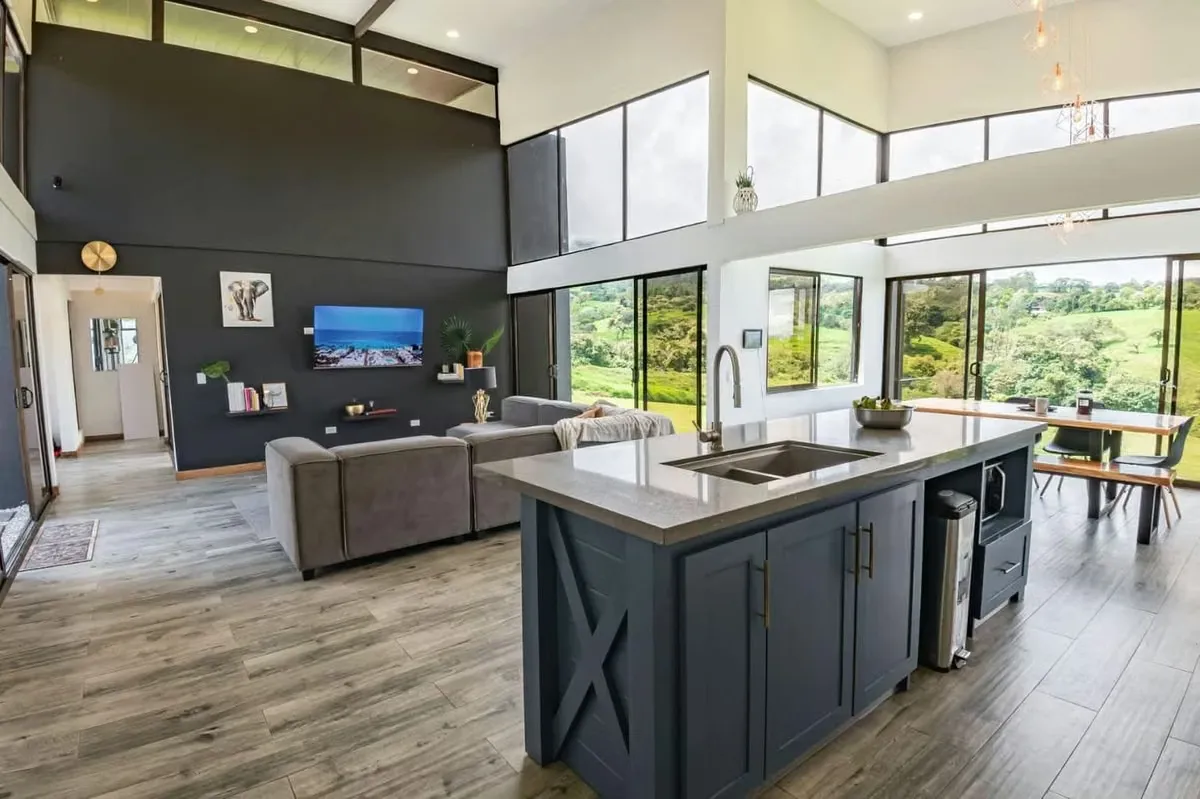 Venta de casa en lote de 10.000 m2 en Cascajal Coronado