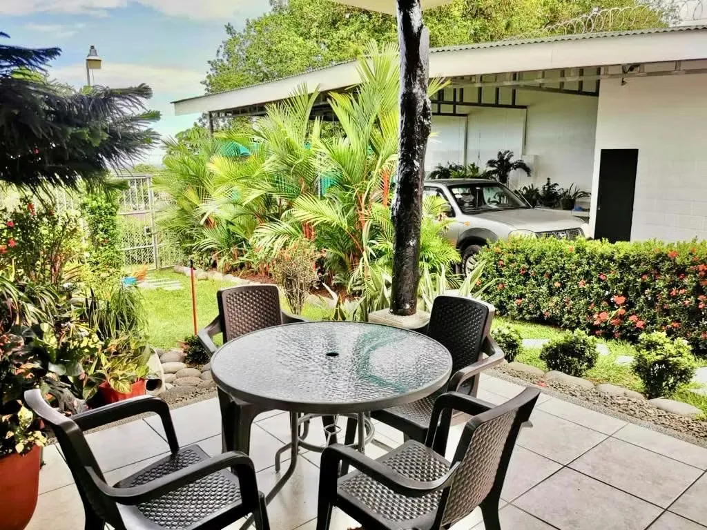 La casa se ubica en Limón, Siquirres, Barrio Miraflores, las siguientes son características generales de la ...