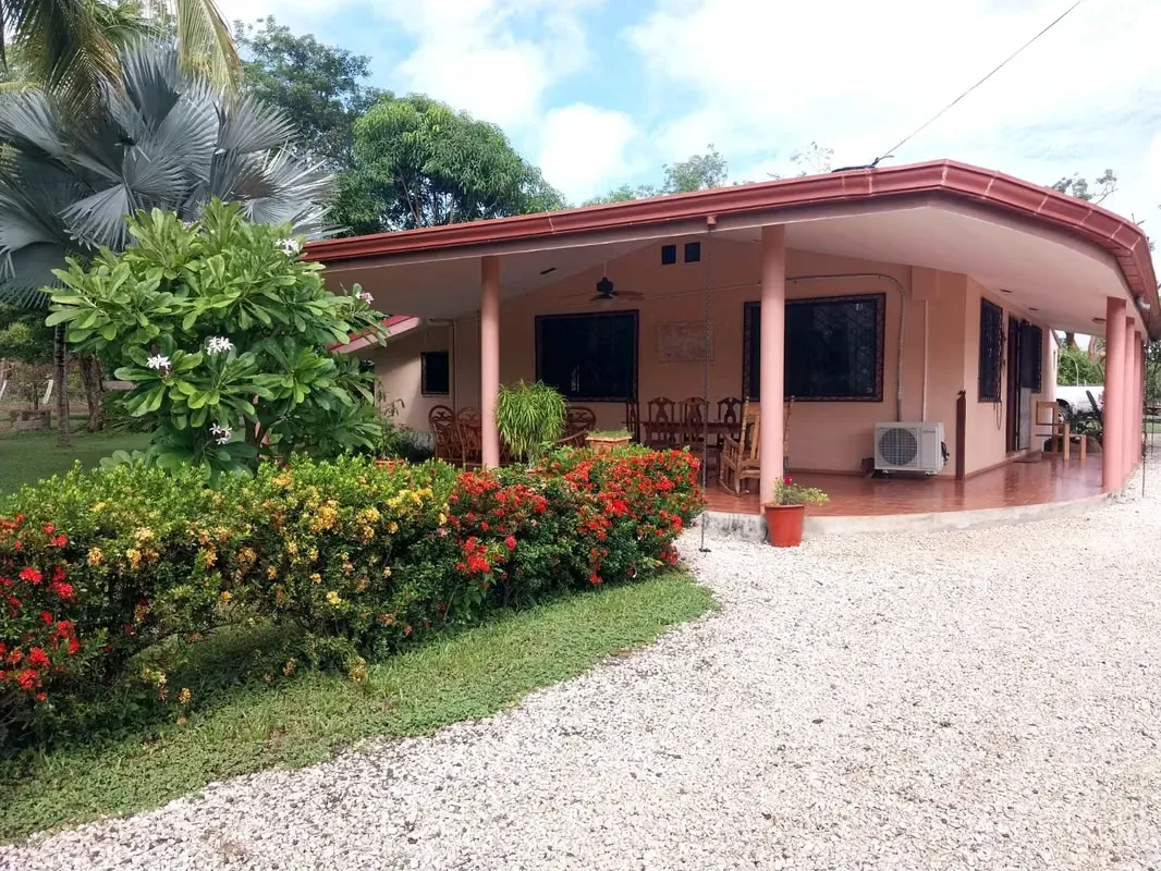 Casa quinta en Sardinal - Playas del Coco con terreno de 2.730m cerca de campo de Golf