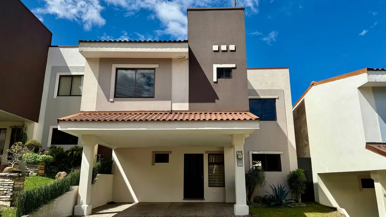 Casa en venta en Moravia | Amplio patio, amenidades y seguridad 24/7