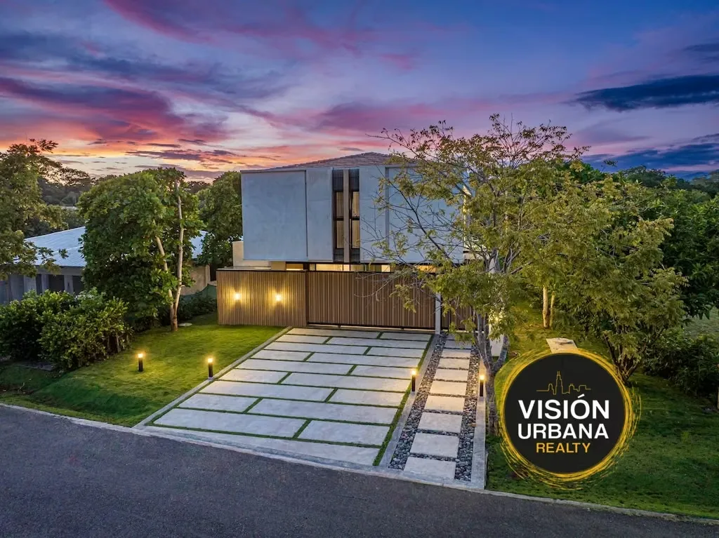 Discover paradise in this spectacular house located in the first phase of the exclusive Místico community in Playa Hermosa. Surrounded by lush nature and just steps from the ...