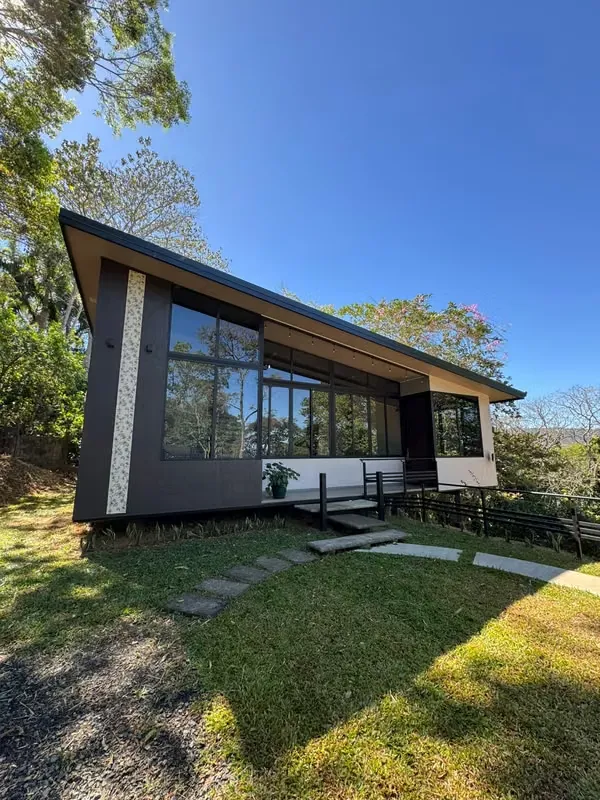 Se vende propiedad de 4080 m2 con casa nueva en Ciudad Colon. P.P