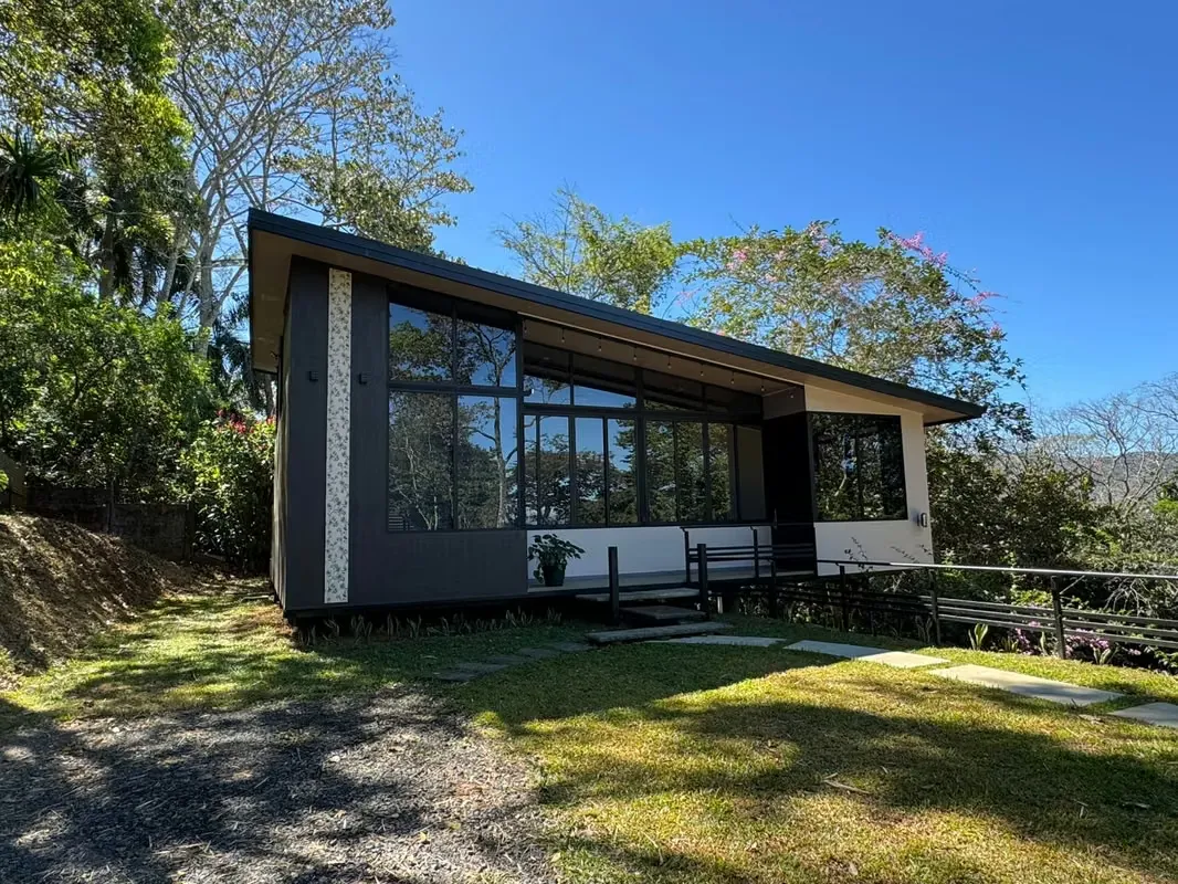 Se vende propiedad de 4080 m2 con casa nueva en Ciudad Colon.P.P
