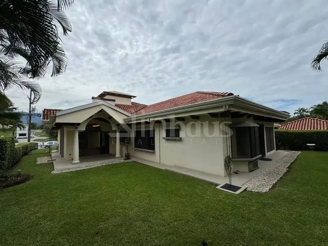Esta residencia de una sola planta cuenta con 4 habitaciones, todas ellas con aire acondicionado, en donde ...