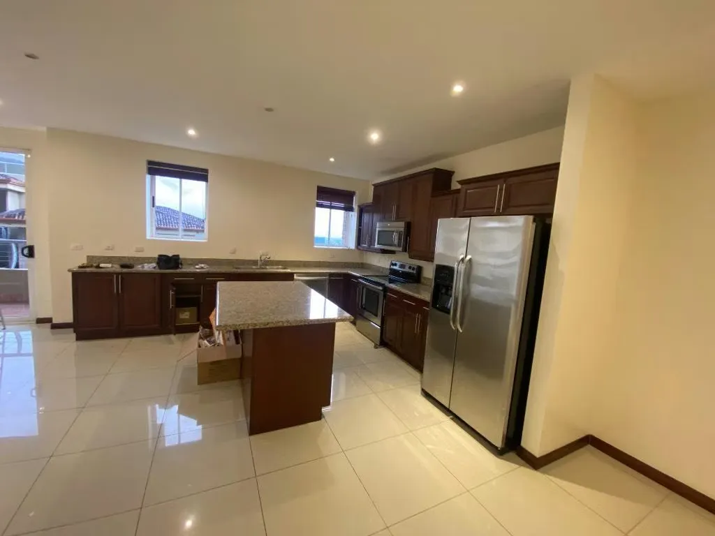 Alquiler de fino y espacioso apartamento en San Rafael de Escazú.