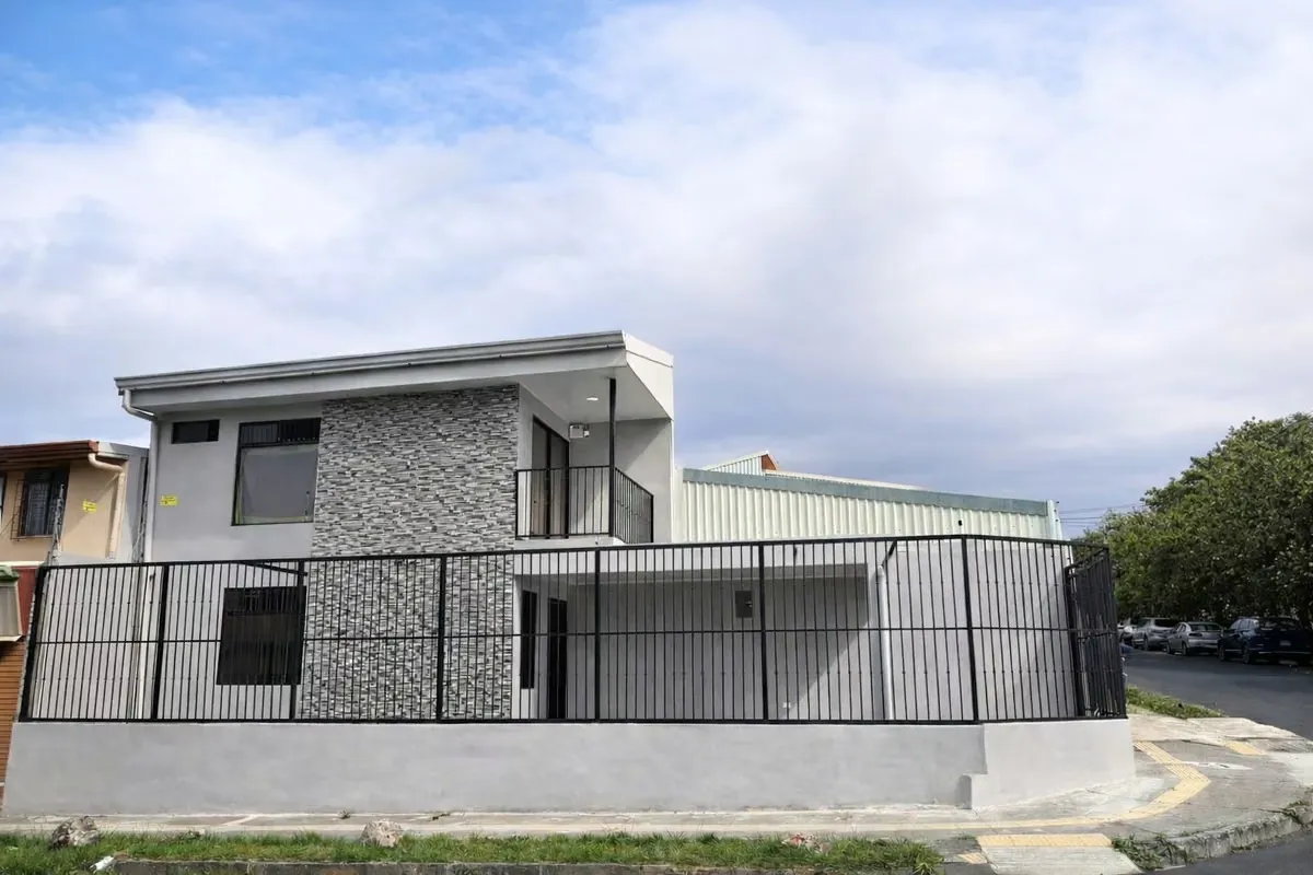 Aproveche la oportunidad de estrenar casa en el corazón de Tibás. Propiedad esquinera completamente nueva, ubicada cerca de todo: comercios, servicios, centros educativos y ...
