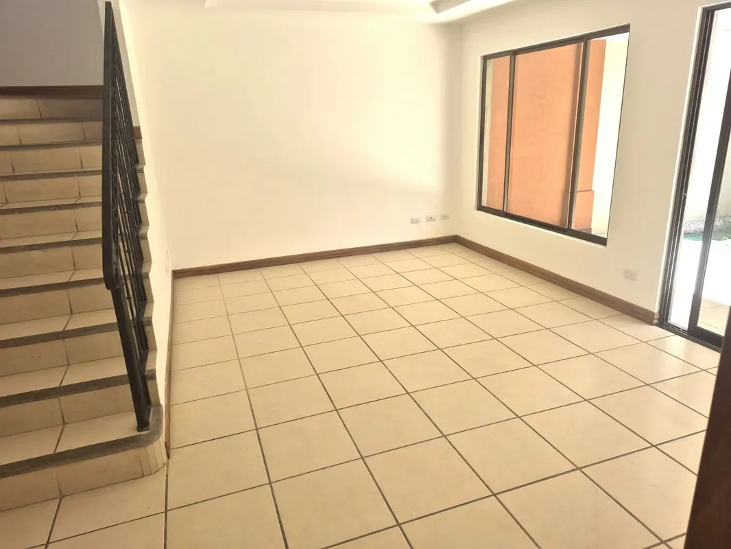 Sala, comedor, cocina, cuarto de pilas, cuarto de servicio, baño de visitas, terraza, jardin, 2 parqueos, sala de TV, 3 habitaciones, 2 ...