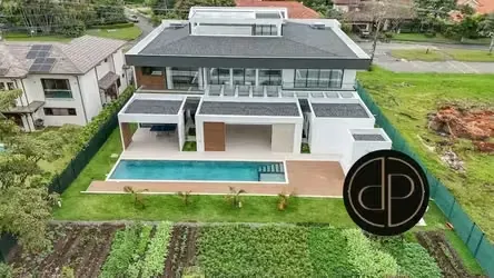 VENTA LINDORA PARQUE VALLE DEL SOL CASA CON PISCINA GYM CINE Y COCINA DE CHEF