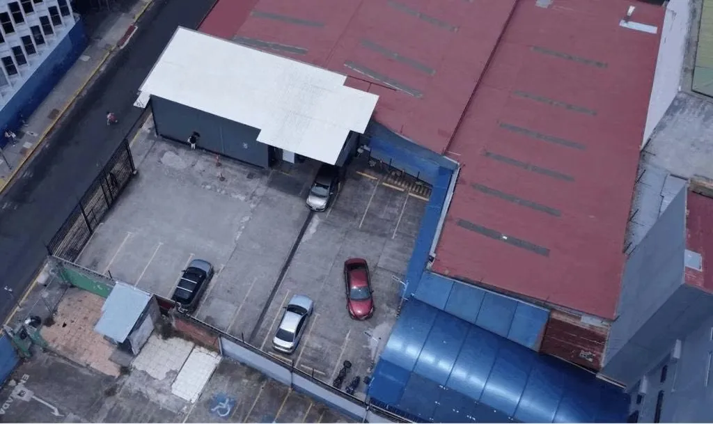 Se vende propiedad comercial ideal para inversión o negocio propio, actualmente acondicionada como parqueo y comedor, con excelente ...