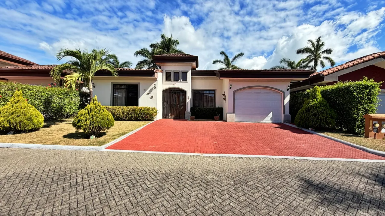 Venta casa contemporánea con piscina privada, Parrita. (FE)