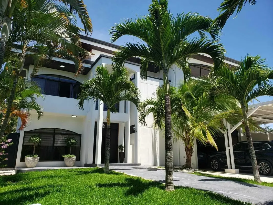 Venta de Casa en Santa Ana Piedades en lote de 1013 m2