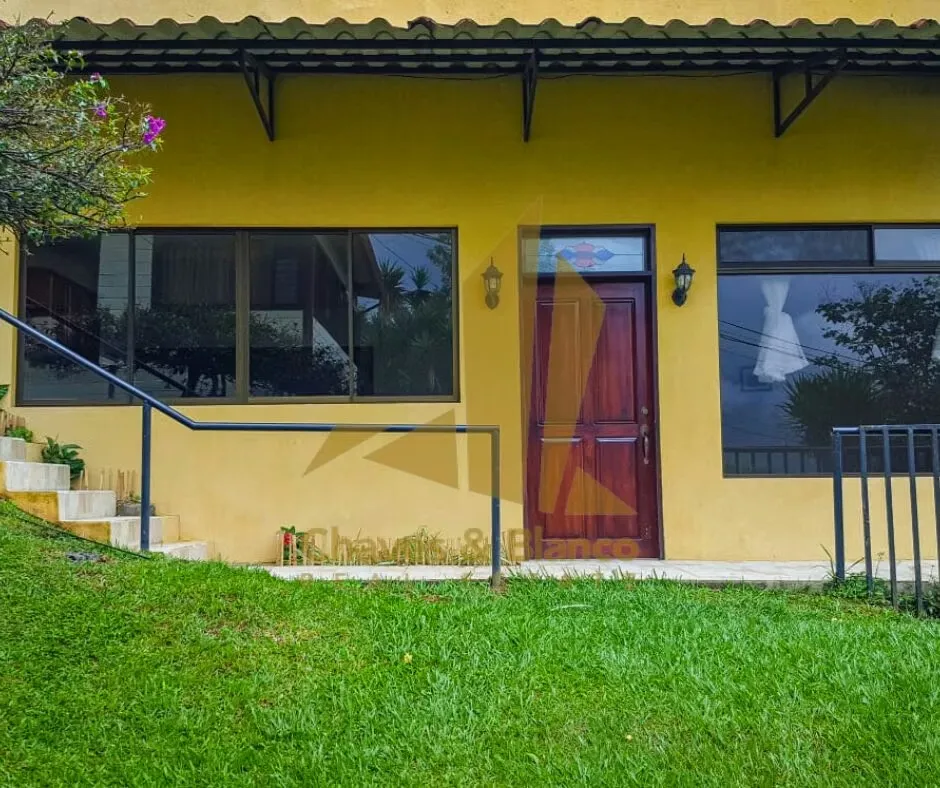INVERSIONISTAS Propiedad Uso de Suelo MIXTO con 3 Casas, Santa Barbara