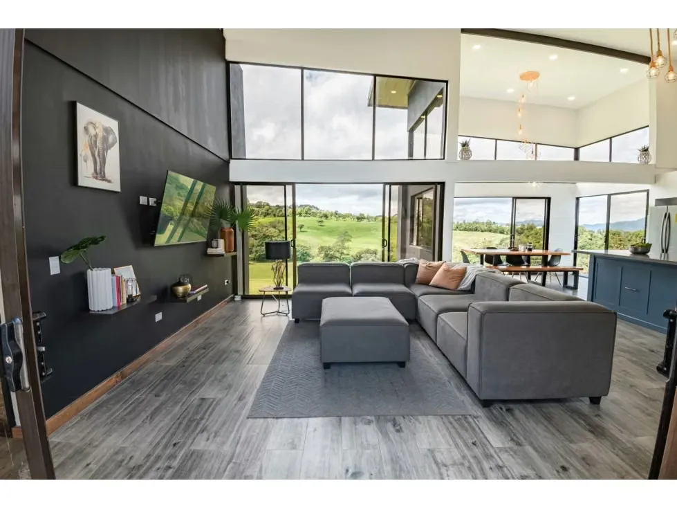 Coronado Venta Casa Moderna 1 Hectárea con espectacular casa con río.