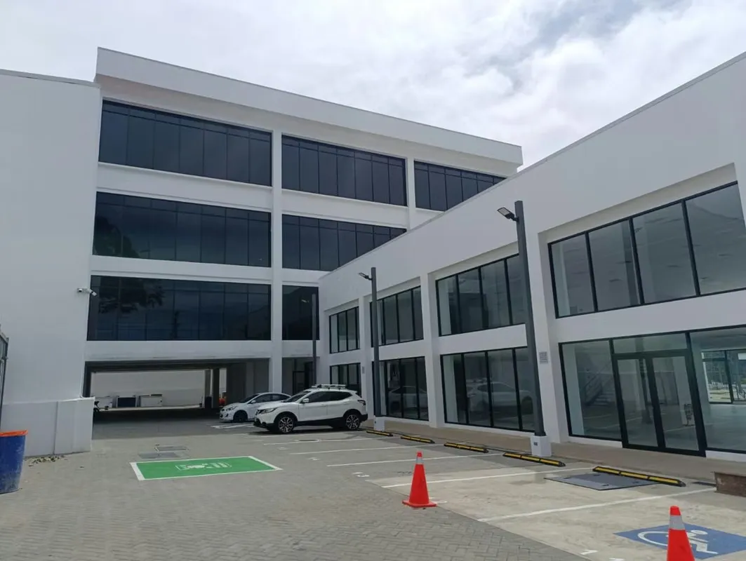 Local Nuevo con AC y finos acabados en San Rafael de Escazú, San José