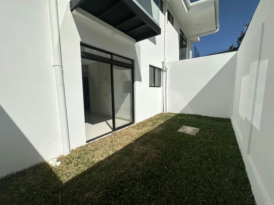 Apartamento NUEVO  2 hab + 2 baños + 2 parqueos residencial seguro Guayabos Curridabat