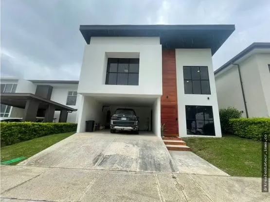 Casa en Venta de dos Pisos, Guácima Alejuala Costa Rica.