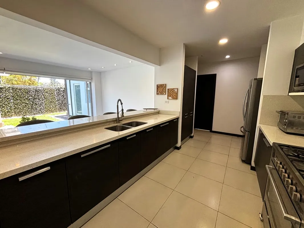 ¿Buscas una casa que lo tenga todo? Esta espectacular residencia de 230 m² dentro de un exclusivo condominio de solo 20 casas combina ...