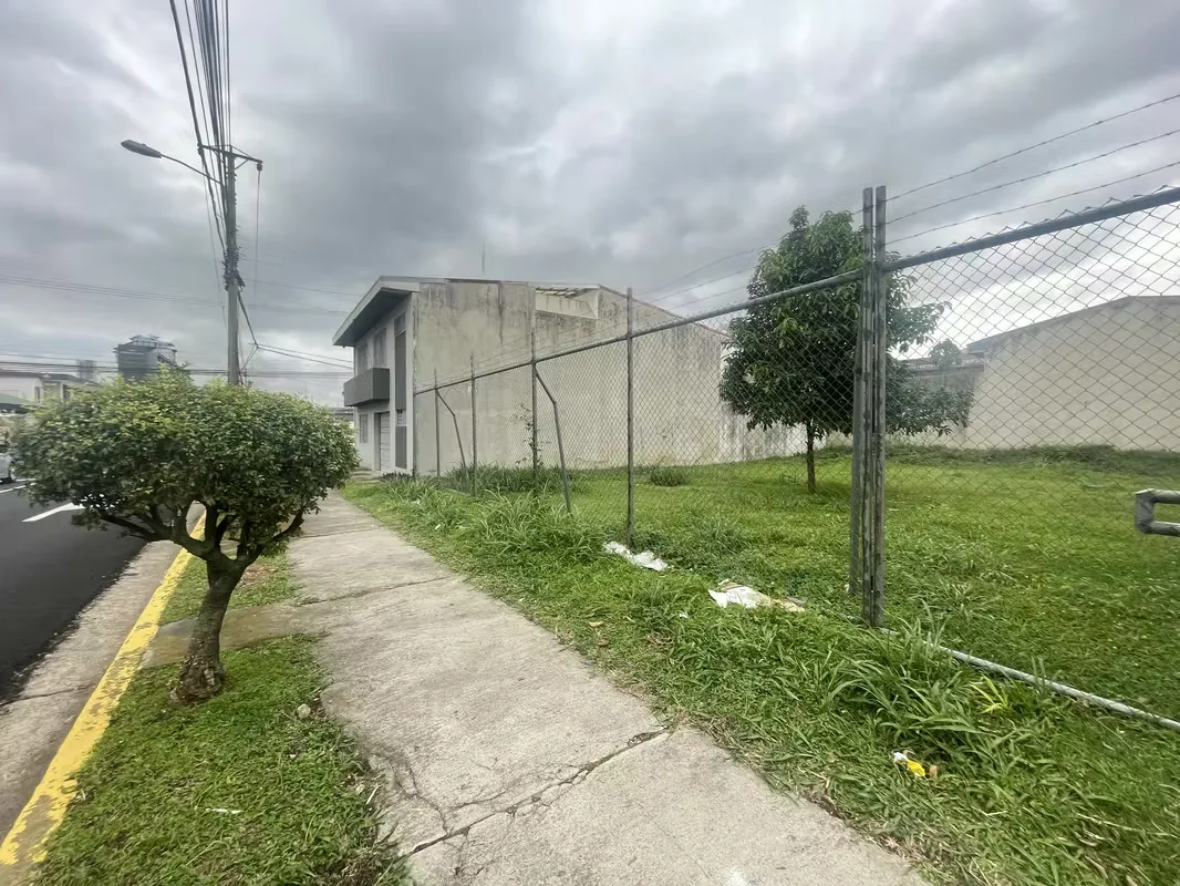 Venta de propiedad ubicada en Sabana Este, San José. Zona comercial de gran plusvalía sobre calle principal y fácil acceso. En su ...