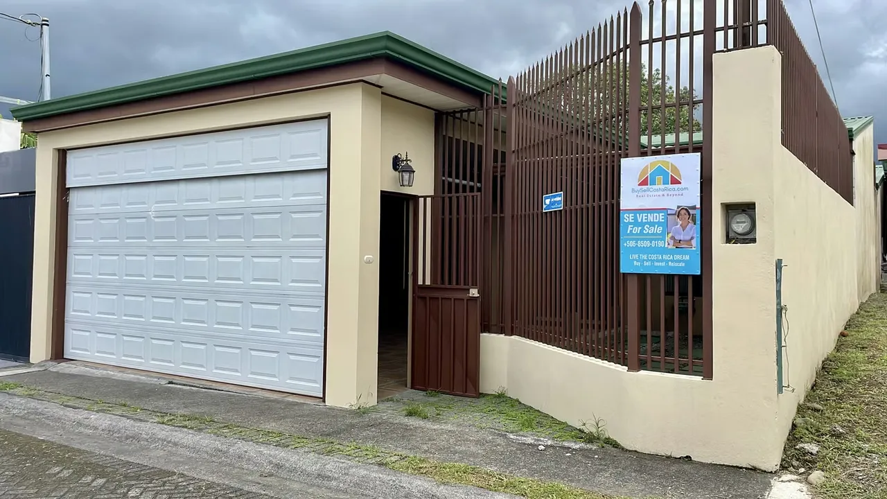 La Fortuna Home Close to Downtown