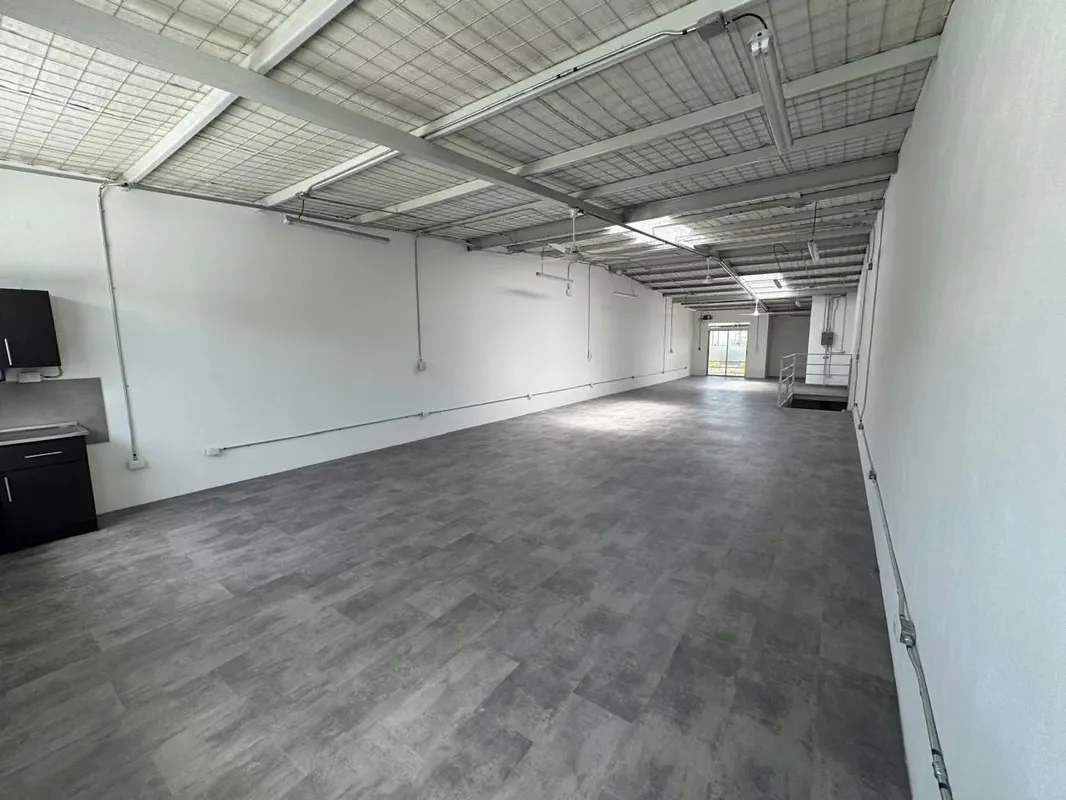 Independent office/warehouse for rent in San José by old Yanber factory – 240 m².