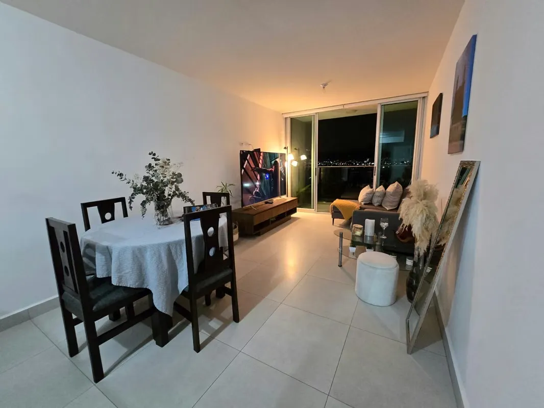 Alquiler de apartamento en Torre Paseo Colón. Piso 13.