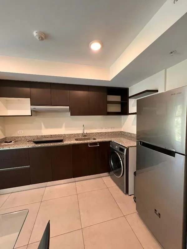 SE ALQUILA HERMOSO apartamento, semi amoblado, Torres de Heredia
