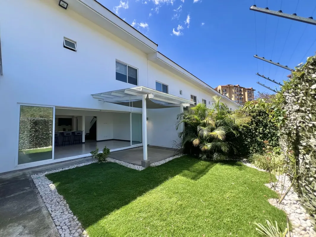 Alquiler de casa en Escazú. 4 Habitaciones + Oficina + TV. Con línea blanca. ¡Amenidades!