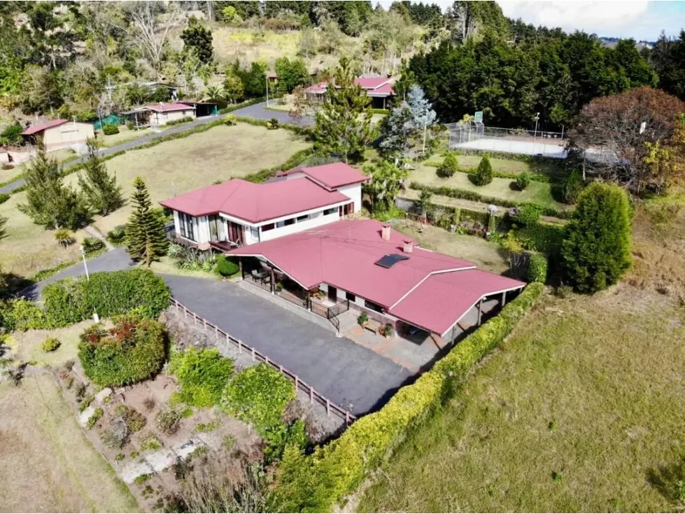 Venta de propiedad en La Angelina con 2 casas grandes