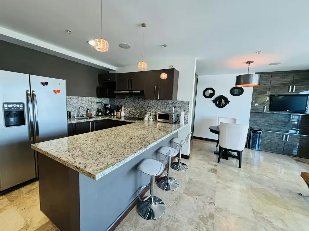 Descubre este exclusivo apartamento amoblado en piso 17, ubicado en el corazón de Paseo Colón, donde cada detalle ha ...