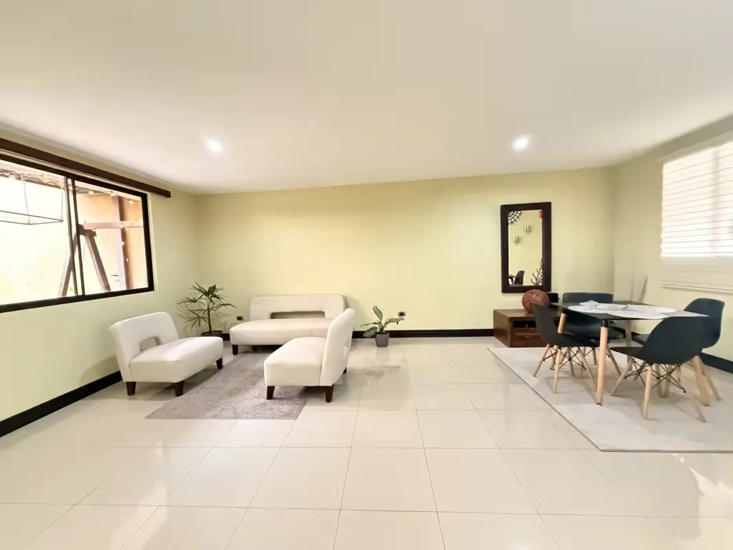 Venta de Casa en condominio con amplio lote – Guayabos de Curridabat
