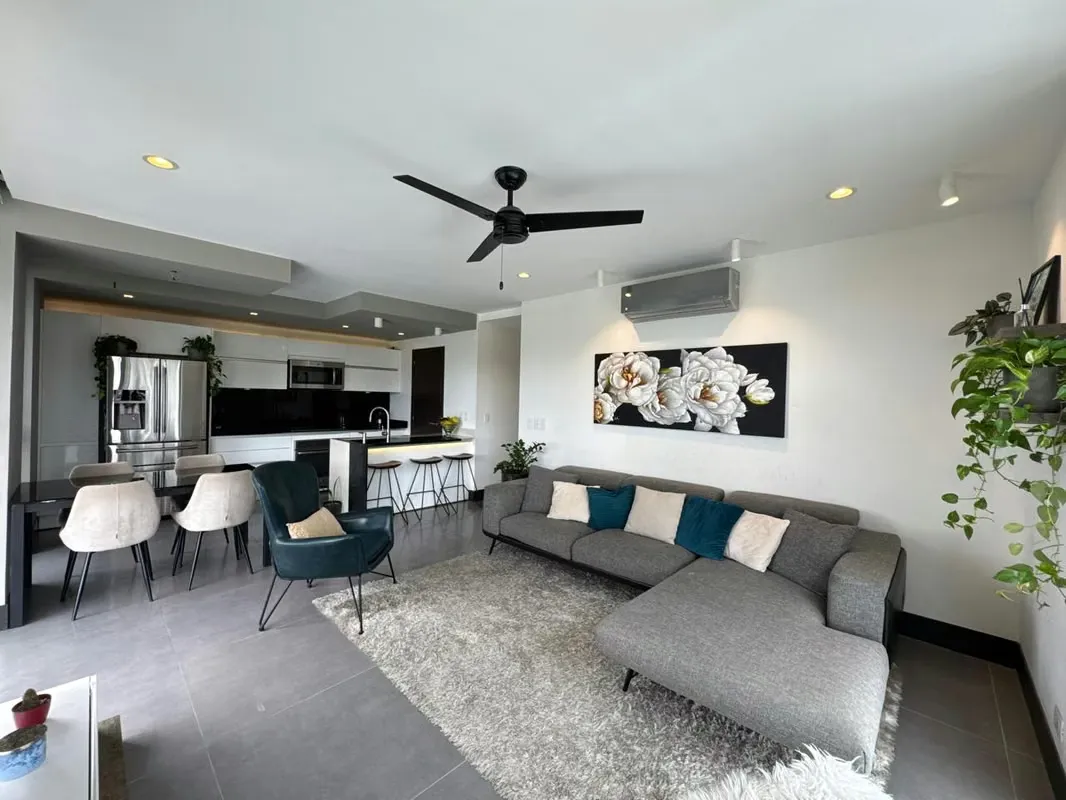 Venta en Guayabos – Apartamento con vista en piso alto y 2 parqueos side by side