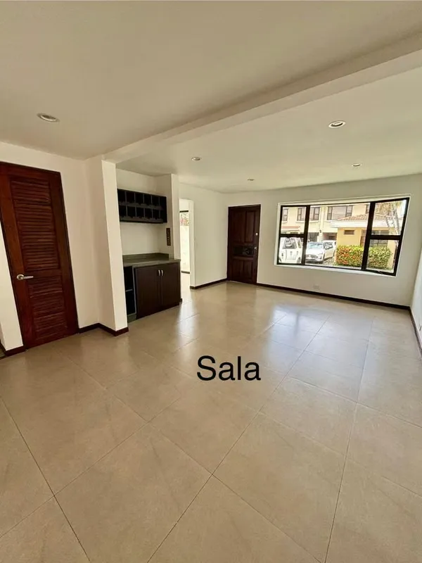 Venta en Trejos Montealegre – Casa en condominio con 3 parqueos y ubicación inmejorable