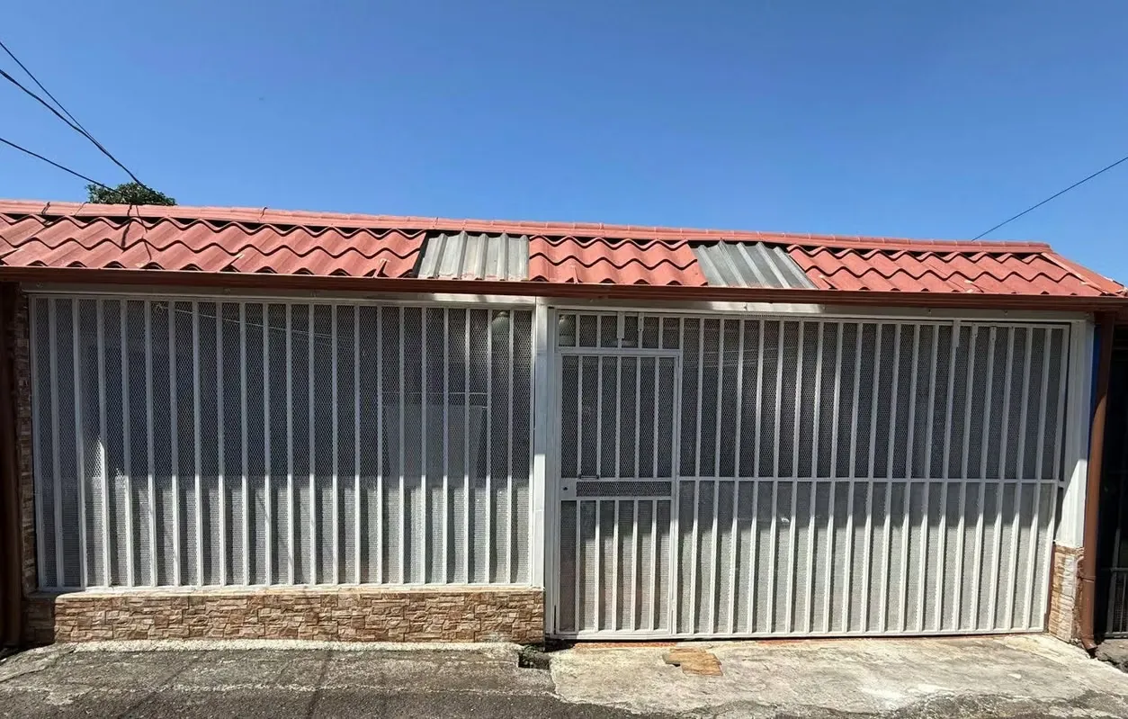 SE VENDE CASA Santa Bárbara de Heredia. Calle sin salida.