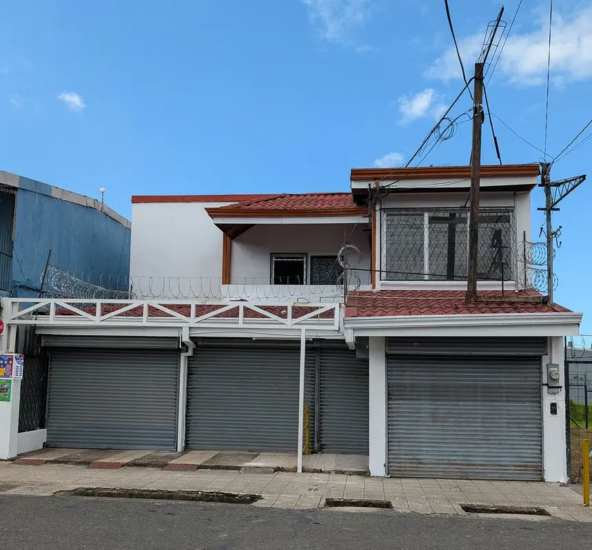 Se alquila edificio comercial en ubicación estratégica en el corazón de Siquirres, diagonal a la estación de buses hacia San José y a ...
