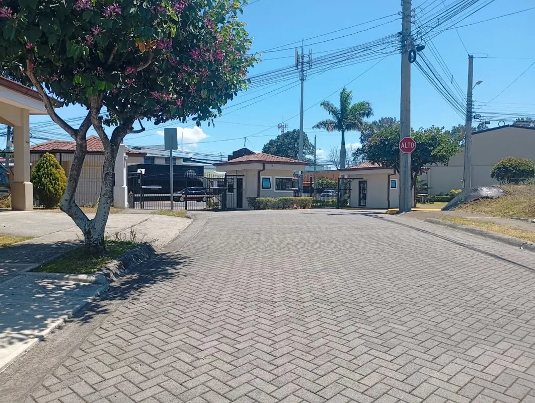 Venta de Casa en Condominio Las Flores , a pocos minutos del Mall Las Flores