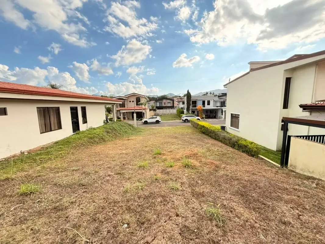 Lot for sale in a gated community, 1 minute from downtown Palmares