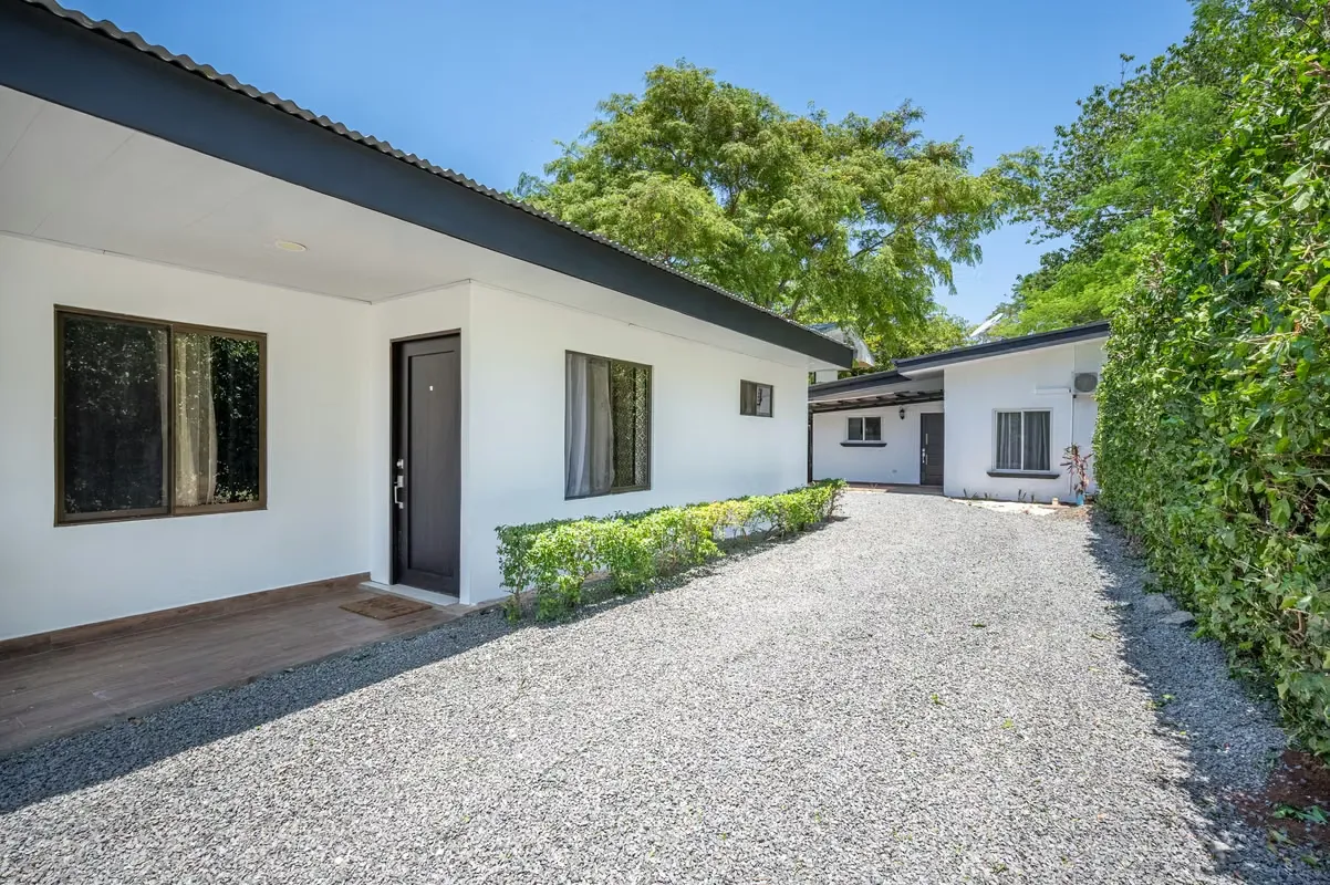 Casa + Apartamento en el Centro de Huacas – Excelente Ubicación e Inversión