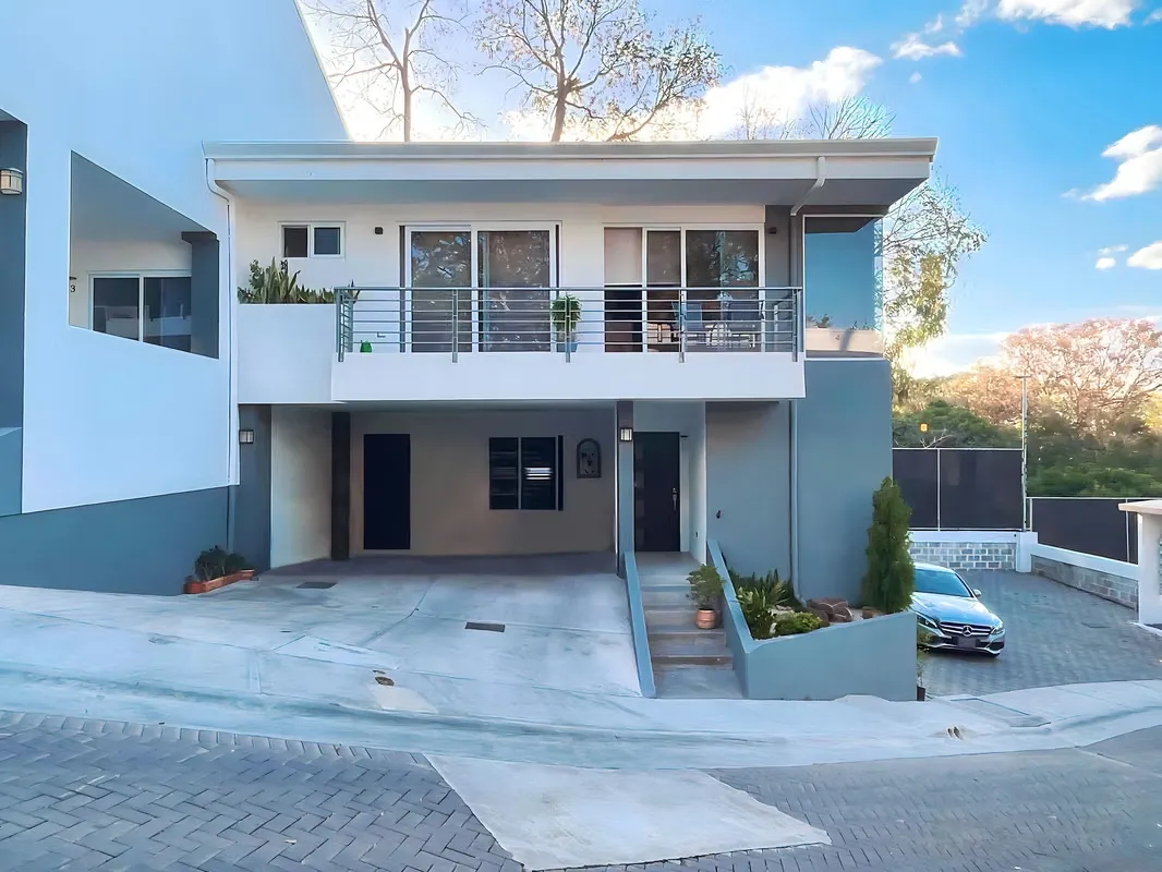 House for rent in Santa Ana. 3 bedrooms + TV. Condominium with amenities.