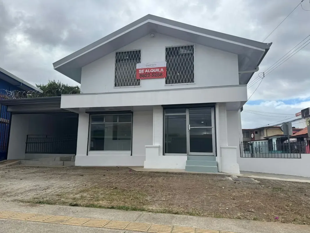 A solo 200 metros al este de Plaza Roosevelt, sobre una avenida altamente transitada en ...