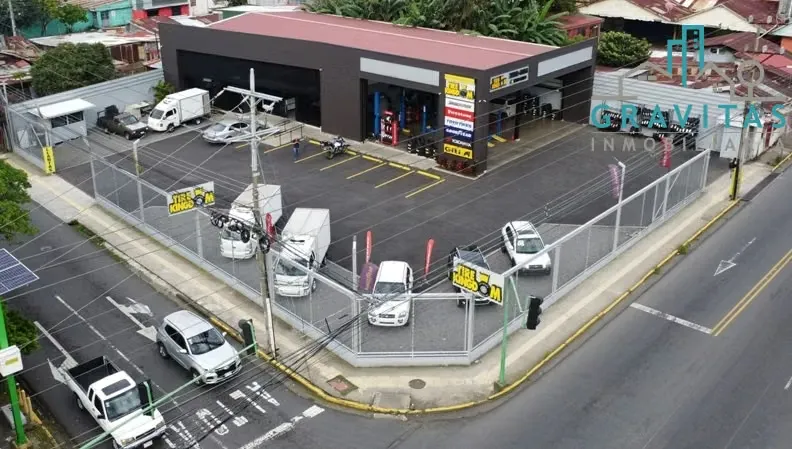 Local esquinero en Tibás, 5 Esquinas frente a calle Principal ID 1246