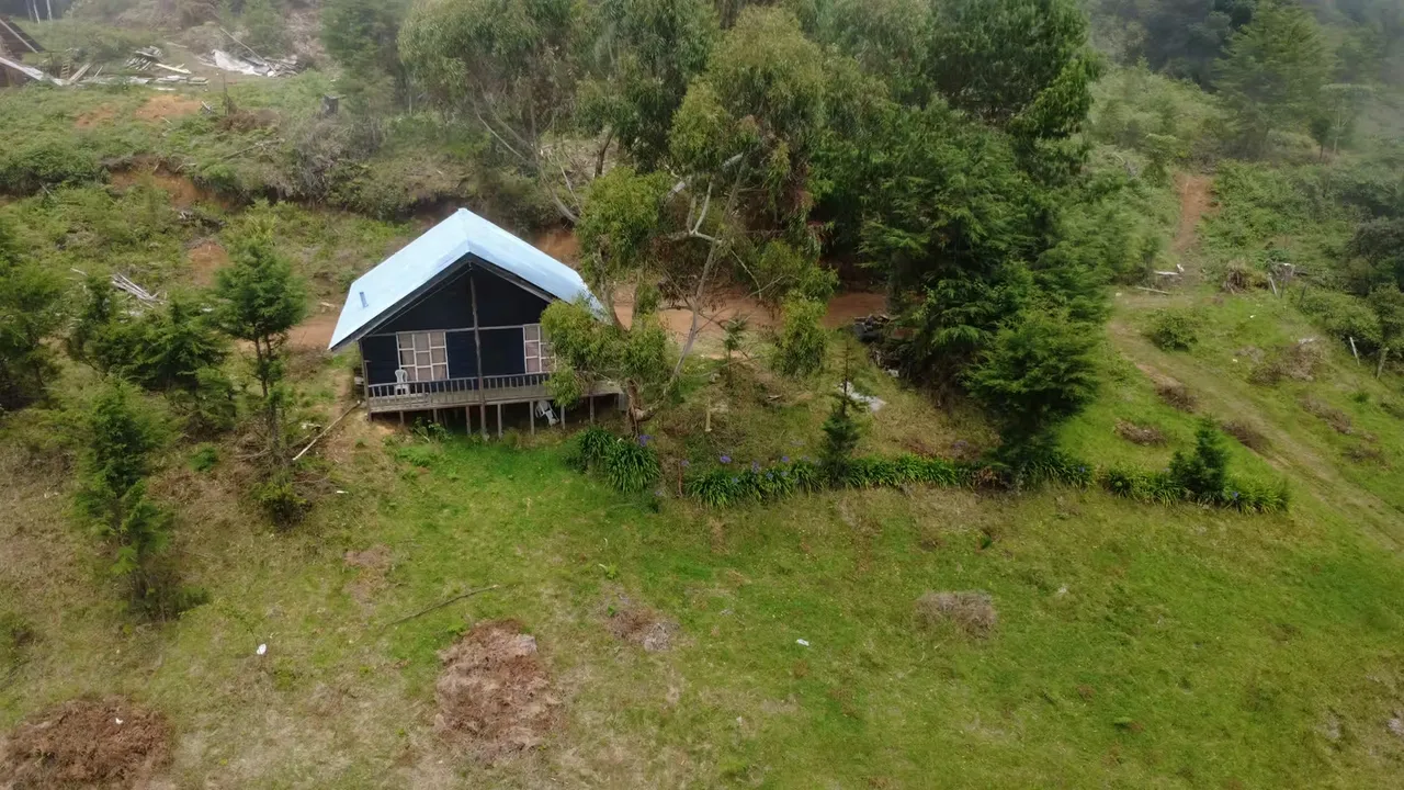 Cabaña y terreno en la espectacular zona de Jardin de Dota