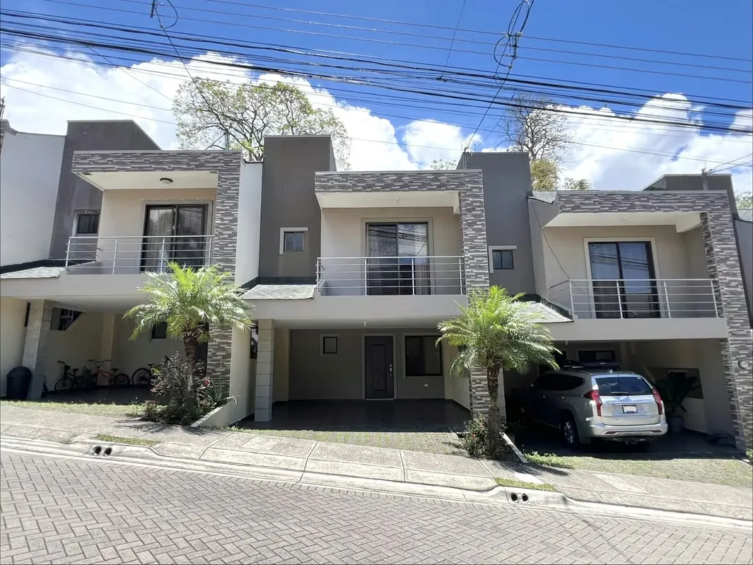 House for rent in Ciudad Colon. 3 Bedrooms + TV. Condominium with amenities!