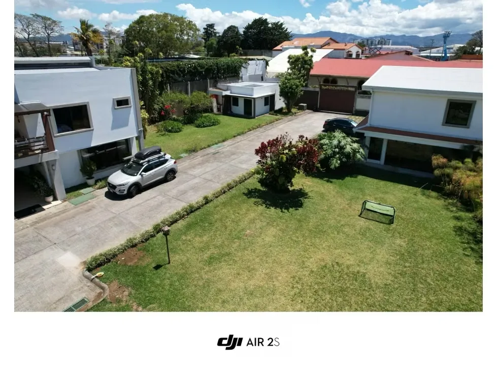 Descubra esta exclusiva propiedad con amplio terreno y múltiples construcciones, perfecta para ...