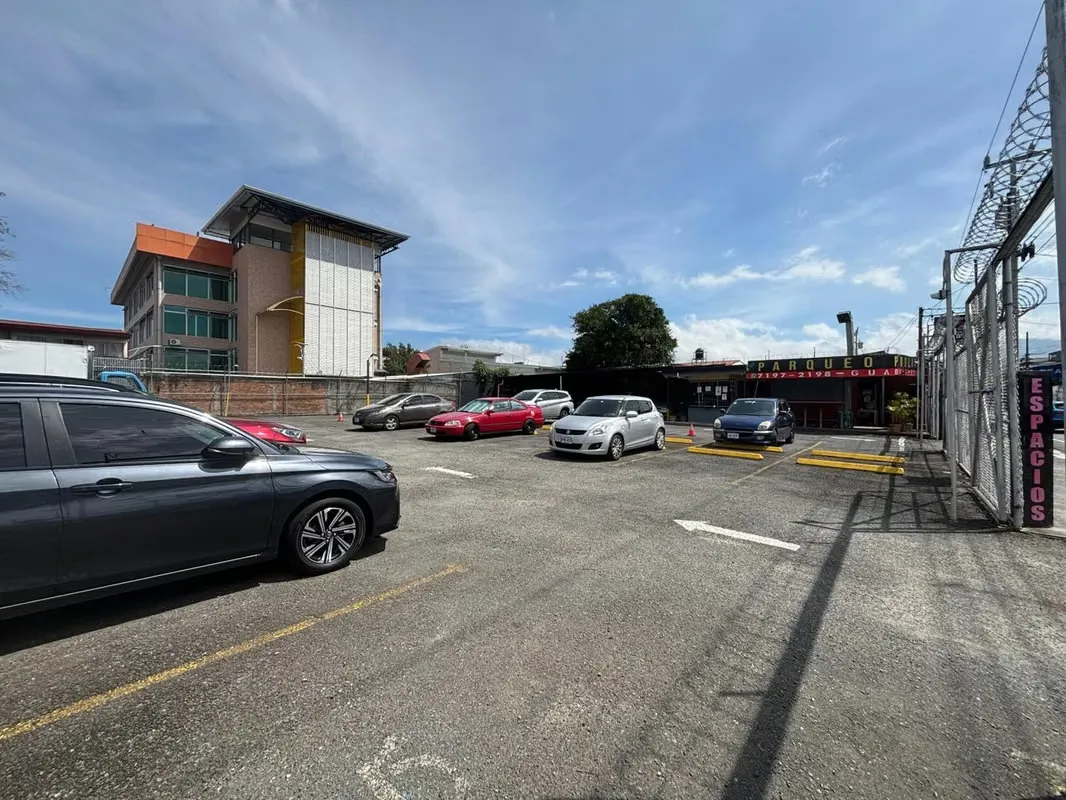 Parqueo comercial con alto flujo y uso mixto listo para generar ingresos #25-1572 GS